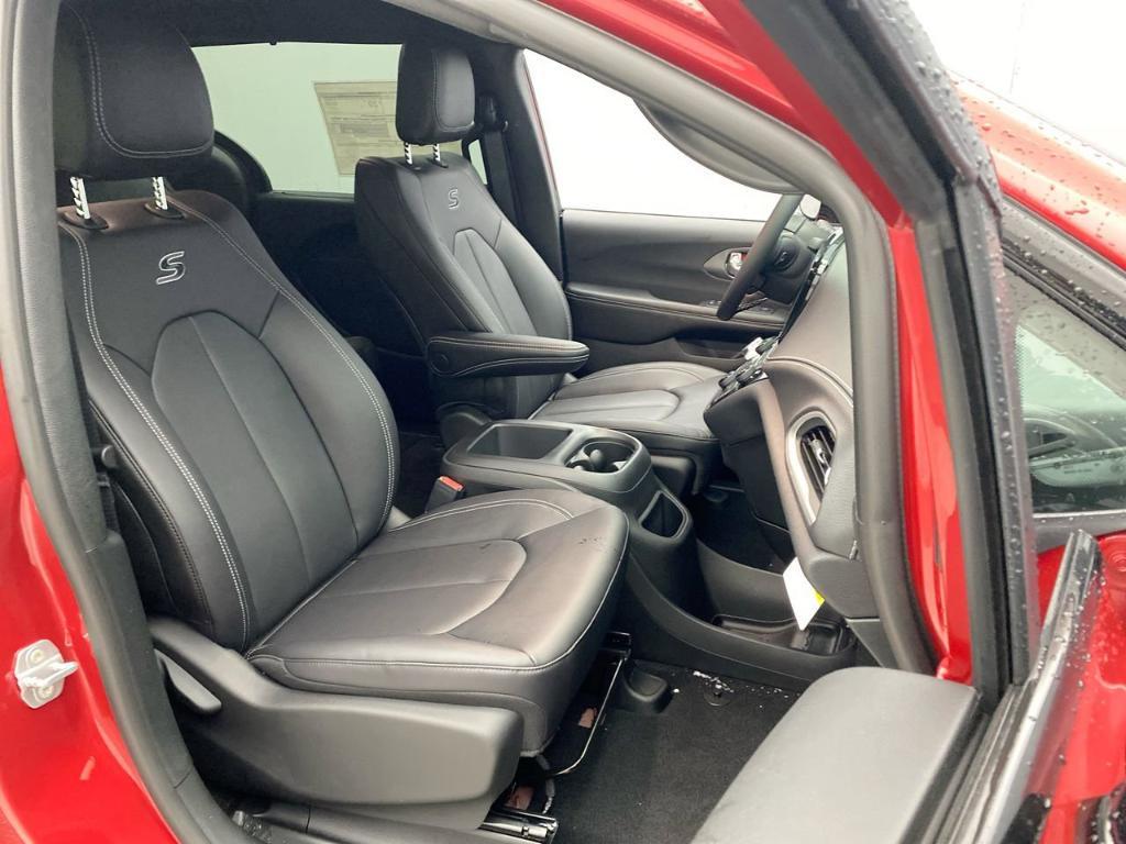 new 2026 Chrysler Pacifica car, priced at $49,945