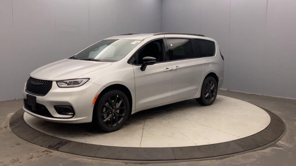 new 2026 Chrysler Pacifica car, priced at $49,945