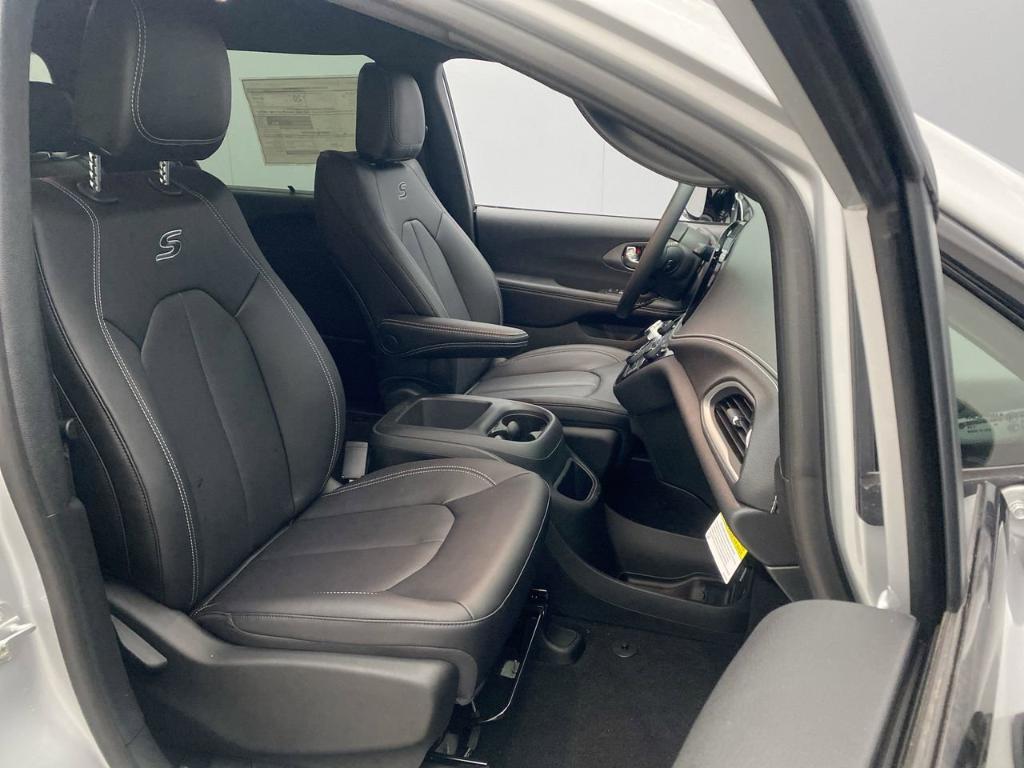 new 2026 Chrysler Pacifica car, priced at $49,945