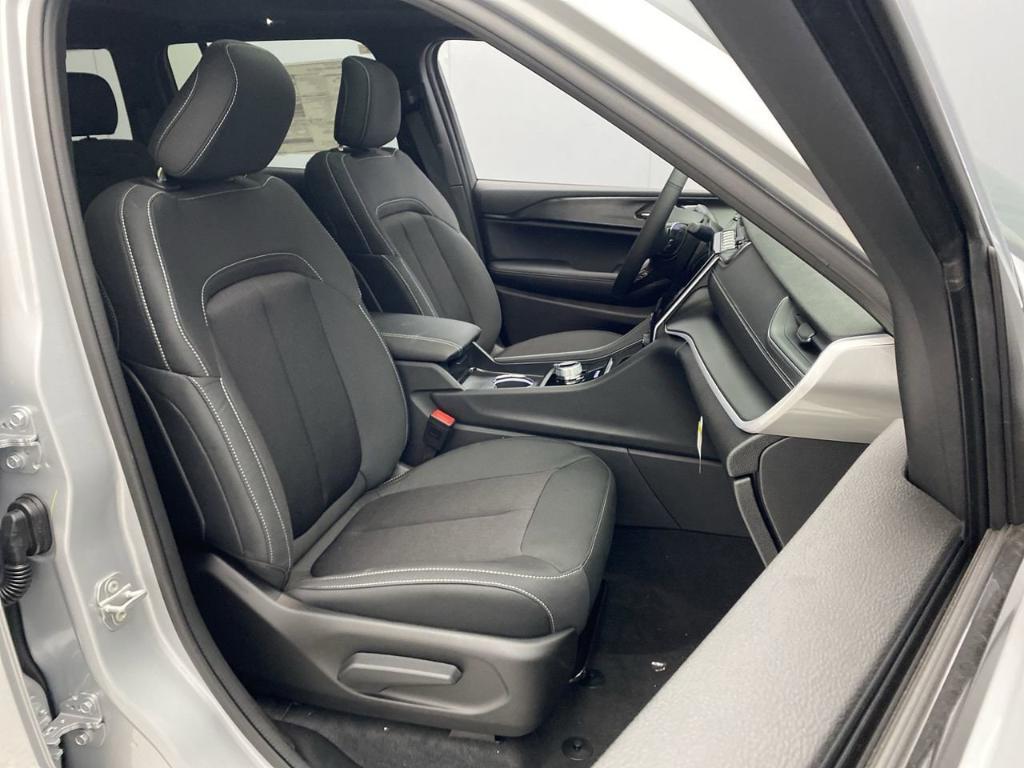 new 2025 Jeep Grand Cherokee car, priced at $41,920