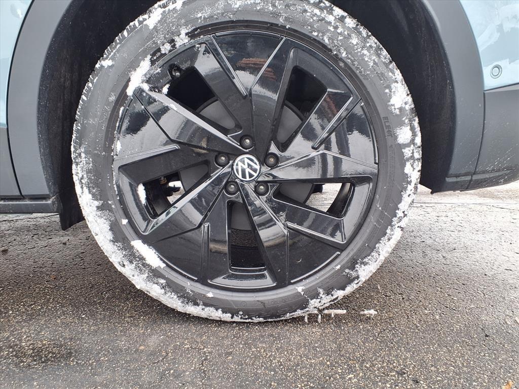 new 2025 Volkswagen ID.4 car, priced at $45,190