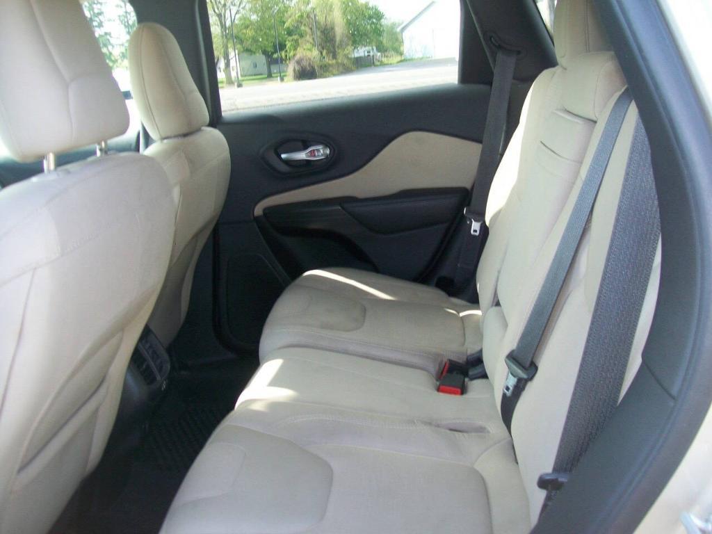 used 2015 Jeep Cherokee car, priced at $6,495