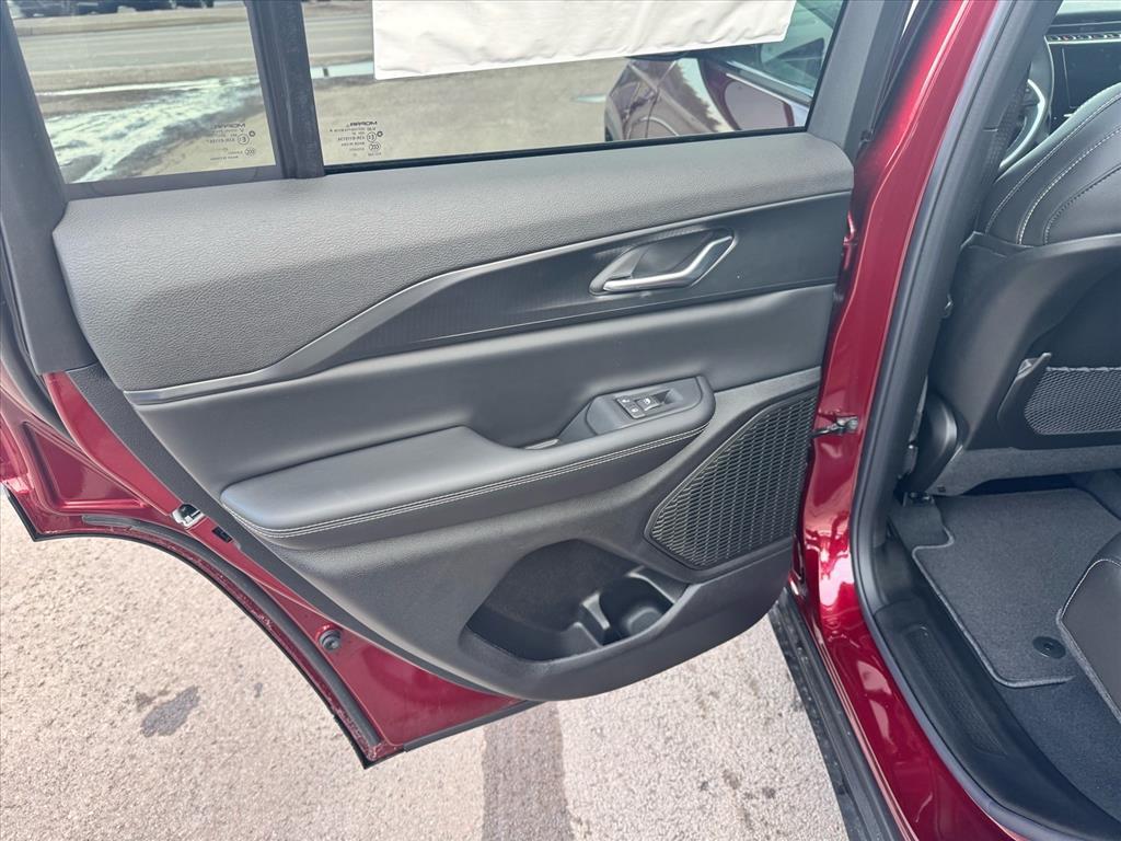 new 2025 Jeep Grand Cherokee car, priced at $43,901