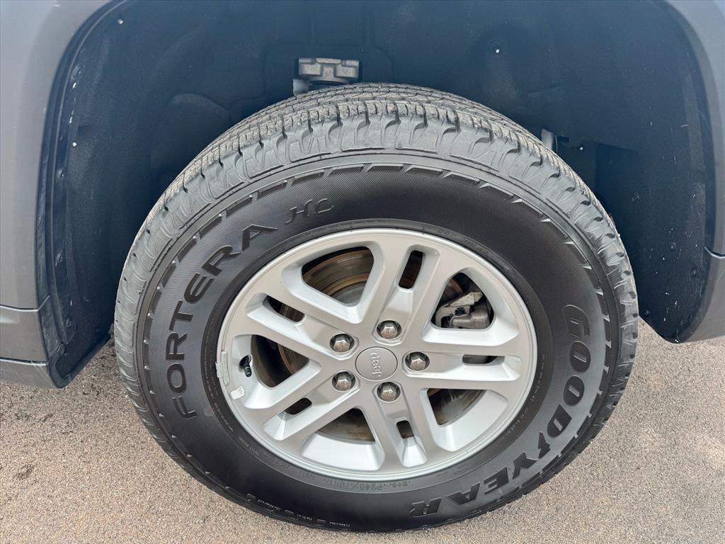 used 2024 Jeep Grand Cherokee car, priced at $27,963