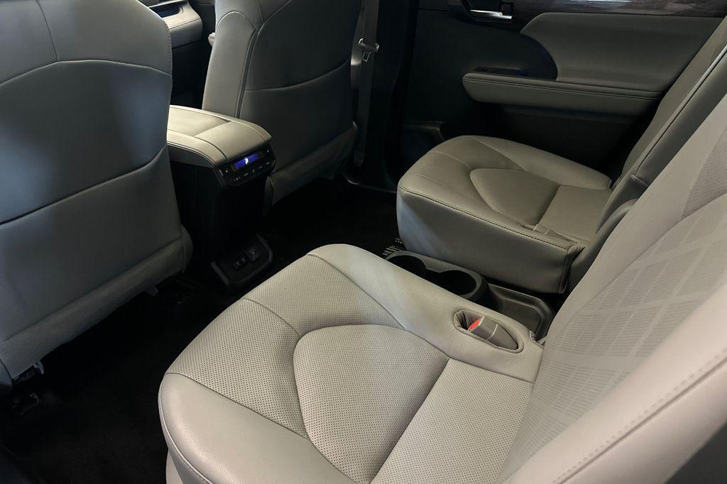used 2020 Toyota Highlander Hybrid car, priced at $39,022