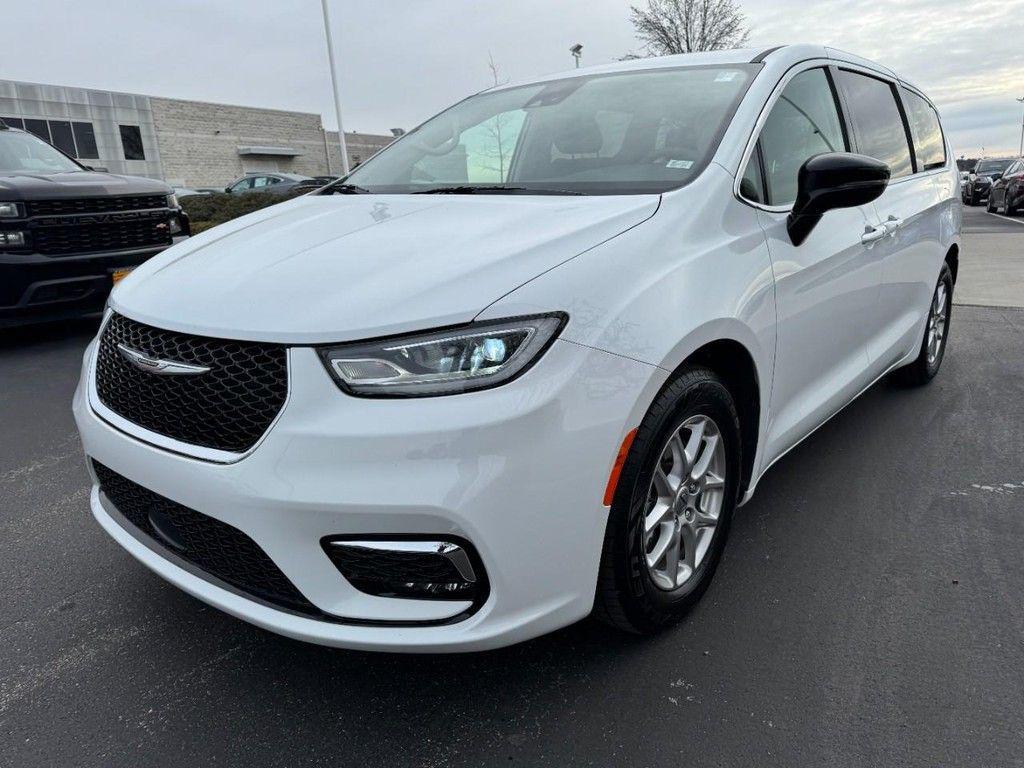 used 2024 Chrysler Pacifica car, priced at $27,997
