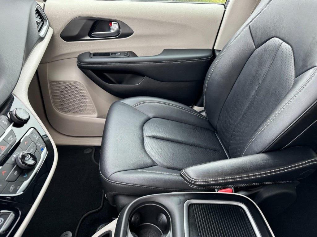 used 2024 Chrysler Pacifica car, priced at $29,995