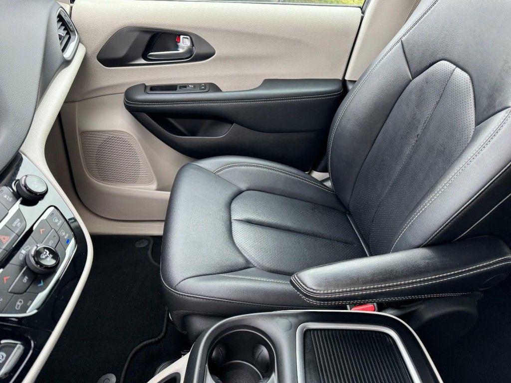 used 2024 Chrysler Pacifica car, priced at $27,997