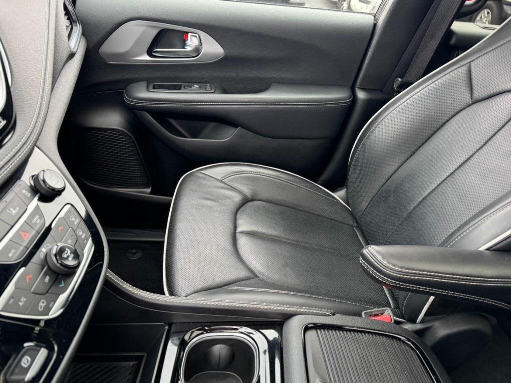 used 2025 Chrysler Pacifica car, priced at $36,777