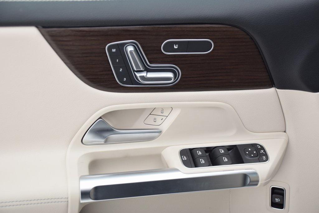 new 2025 Mercedes-Benz GLB 250 car, priced at $47,520