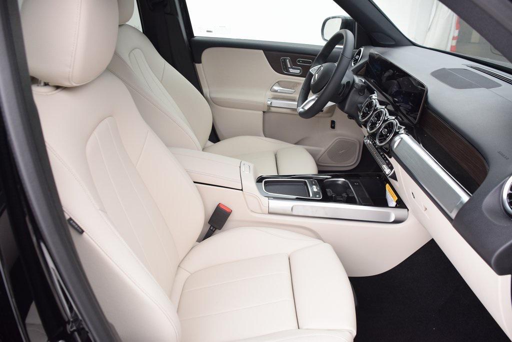 new 2025 Mercedes-Benz GLB 250 car, priced at $47,520