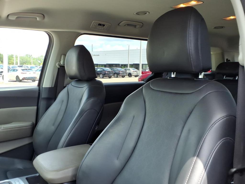 used 2025 Kia Carnival car, priced at $30,995