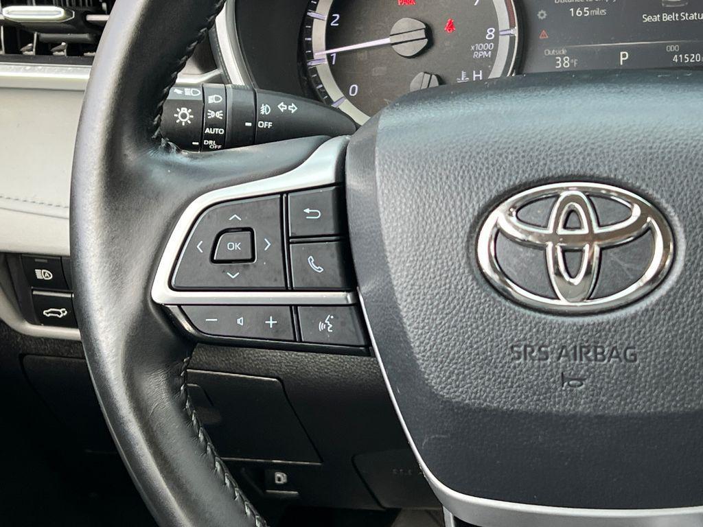 used 2023 Toyota Highlander car, priced at $35,899