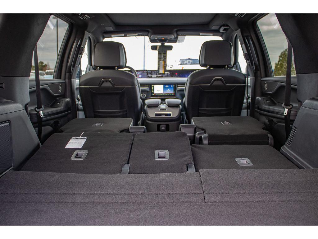 new 2025 Lincoln Navigator car, priced at $98,268