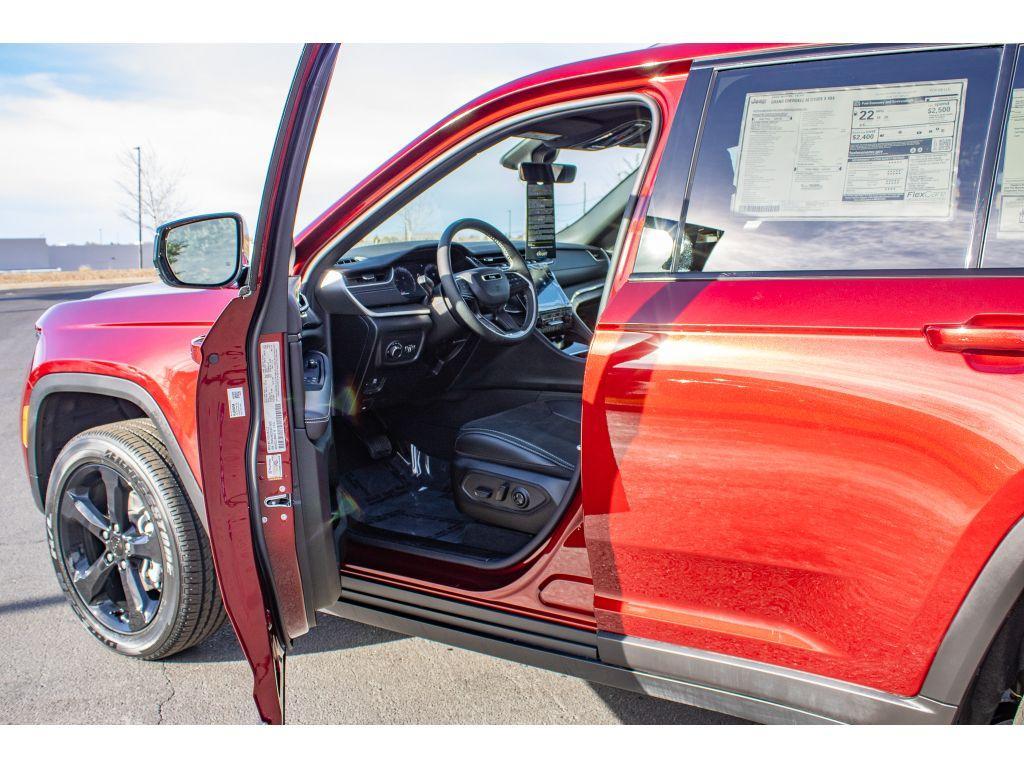 new 2025 Jeep Grand Cherokee car, priced at $42,750