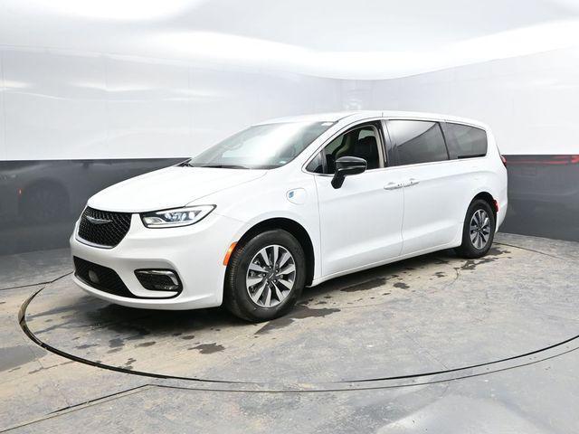 used 2024 Chrysler Pacifica Hybrid car, priced at $27,998