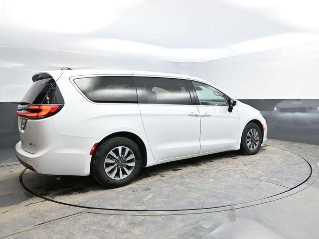 used 2024 Chrysler Pacifica Hybrid car, priced at $27,998