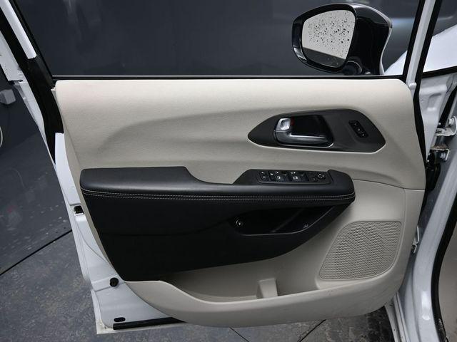 used 2024 Chrysler Pacifica Hybrid car, priced at $27,998