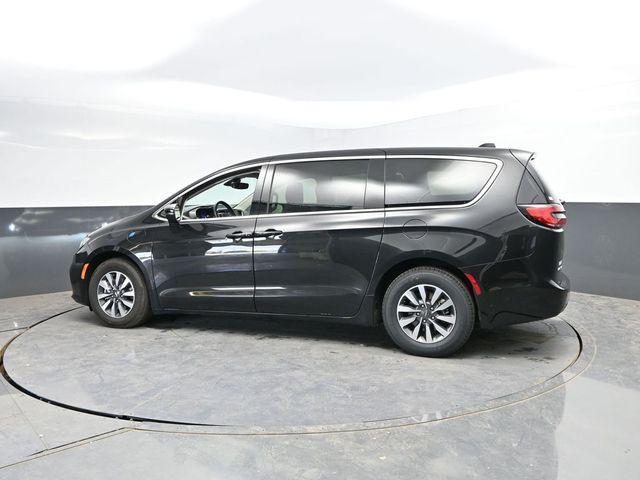 used 2023 Chrysler Pacifica Hybrid car, priced at $23,273