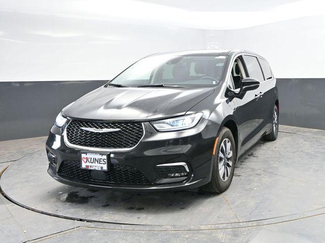used 2023 Chrysler Pacifica Hybrid car, priced at $23,273