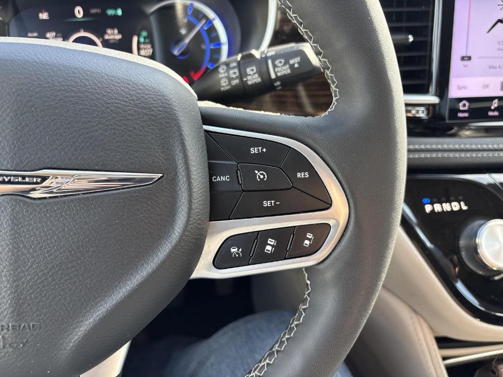 used 2023 Chrysler Pacifica Hybrid car