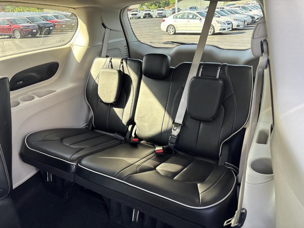 used 2023 Chrysler Pacifica Hybrid car