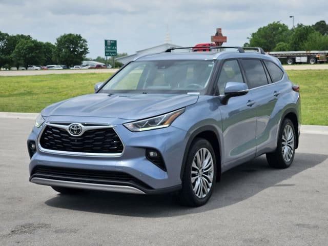 used 2022 Toyota Highlander car, priced at $35,159