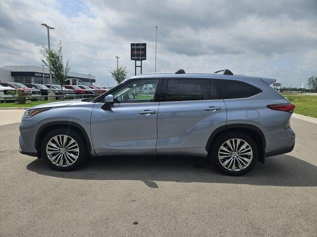 used 2022 Toyota Highlander car, priced at $35,159