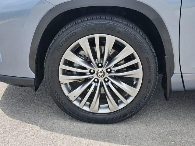 used 2022 Toyota Highlander car, priced at $35,159