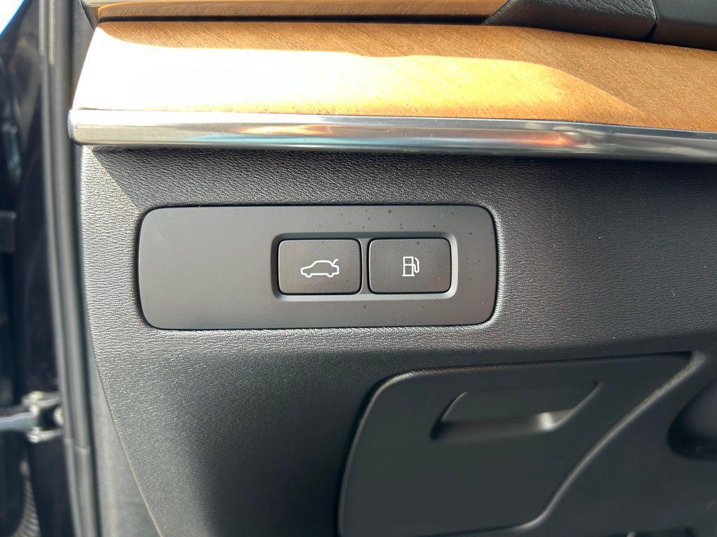 used 2023 Volvo XC90 Recharge Plug-In Hybrid car, priced at $32,900