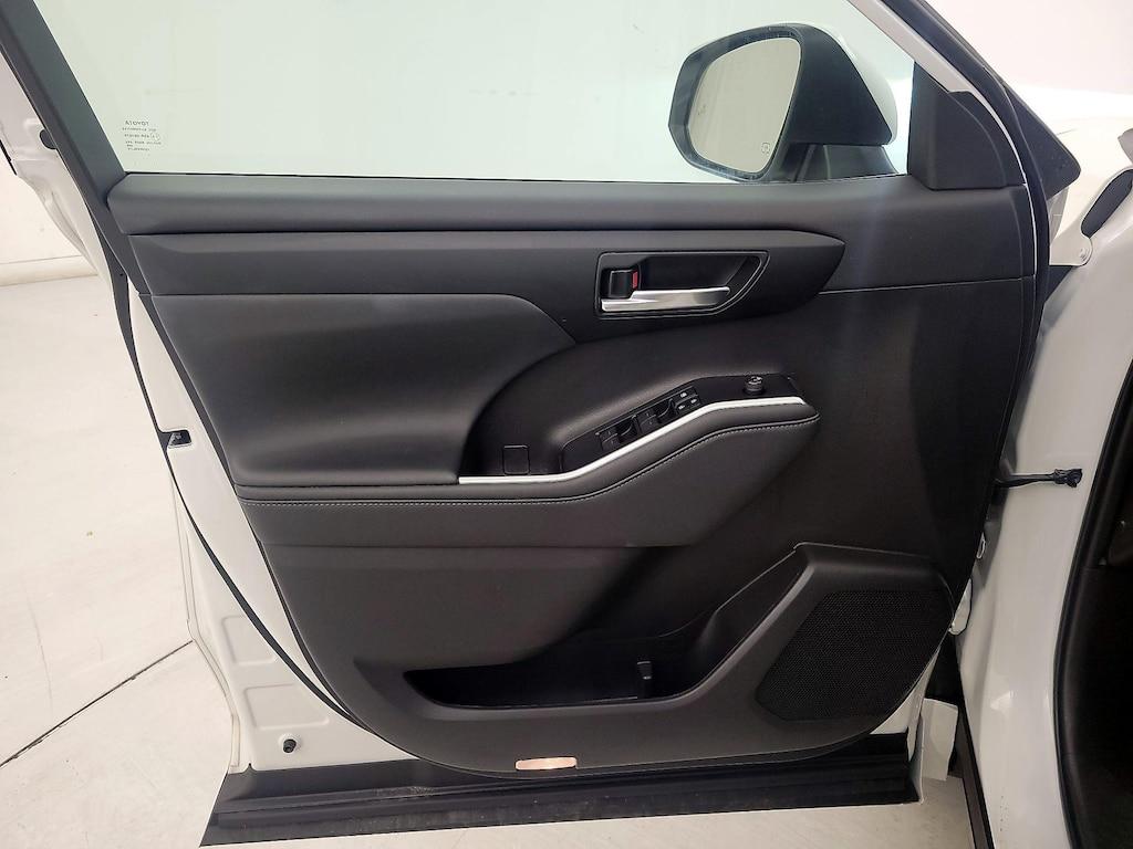 used 2021 Toyota Highlander Hybrid car, priced at $35,998