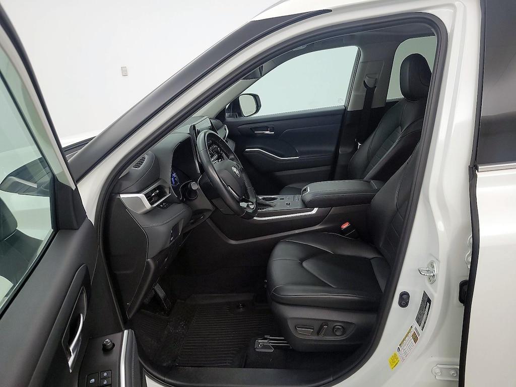 used 2021 Toyota Highlander Hybrid car, priced at $35,998