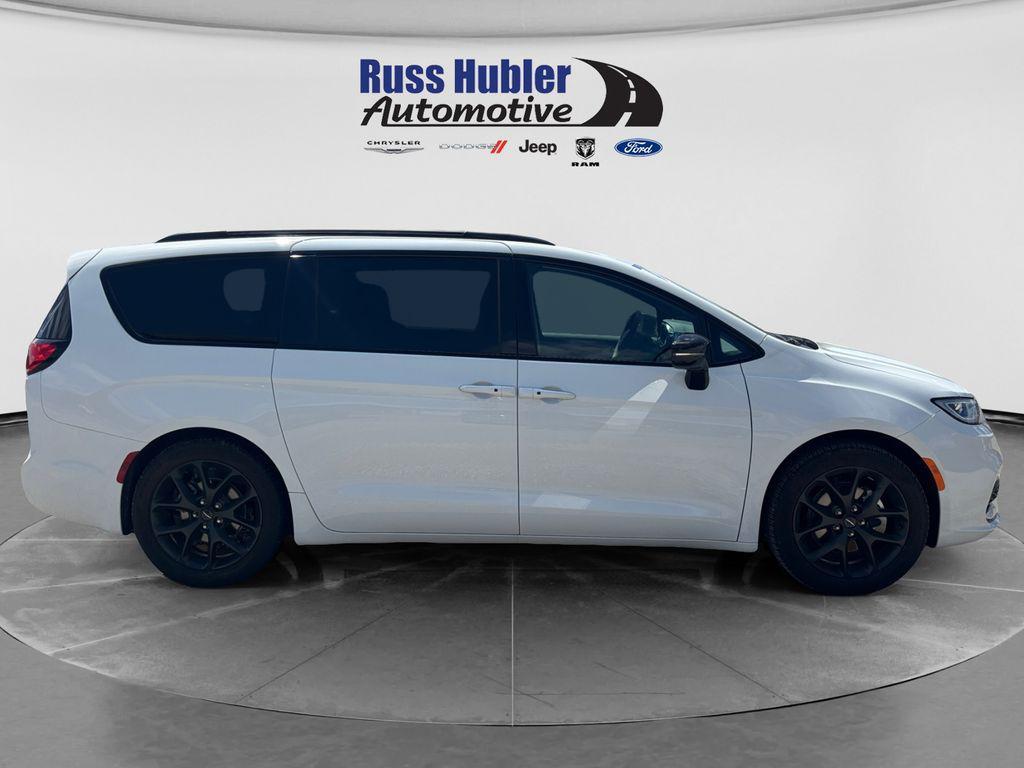 used 2025 Chrysler Pacifica car, priced at $39,999