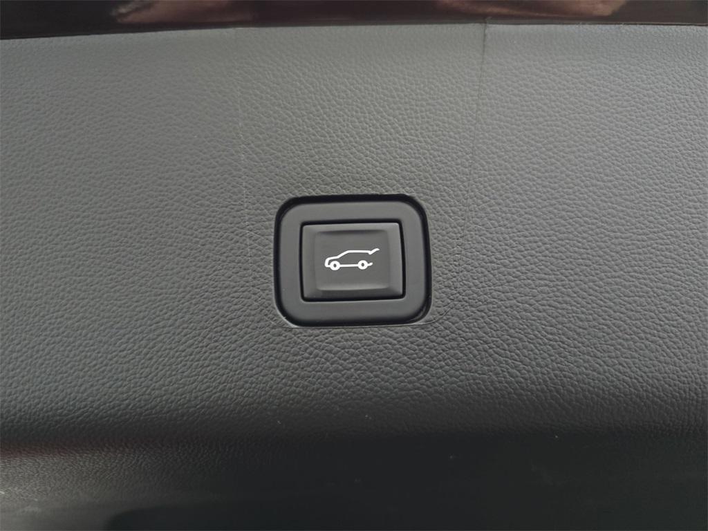 used 2023 Chevrolet Traverse car, priced at $34,422