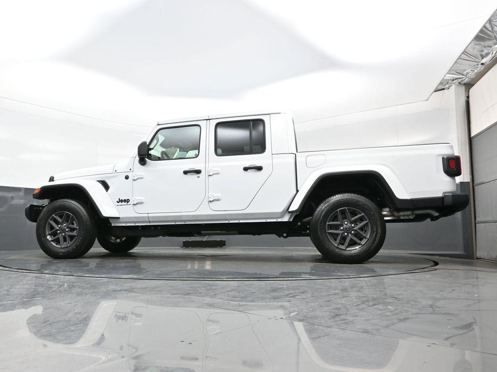 new 2026 Jeep Gladiator car, priced at $43,016