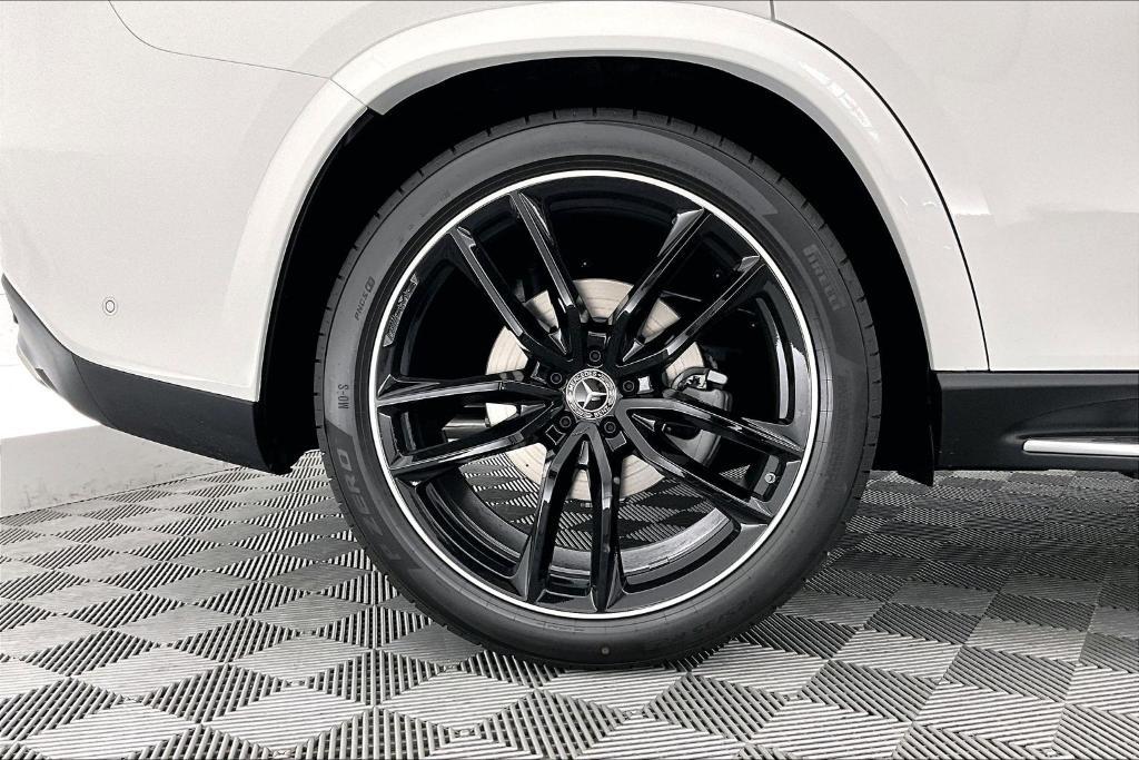 new 2026 Mercedes-Benz GLS 580 car, priced at $121,580