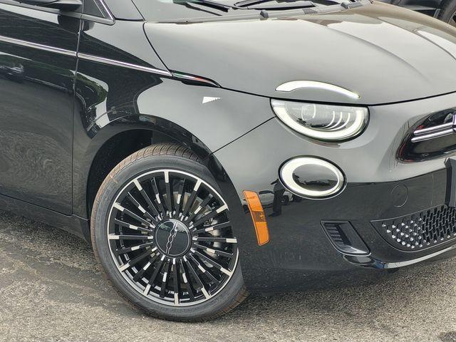 new 2025 FIAT 500e car