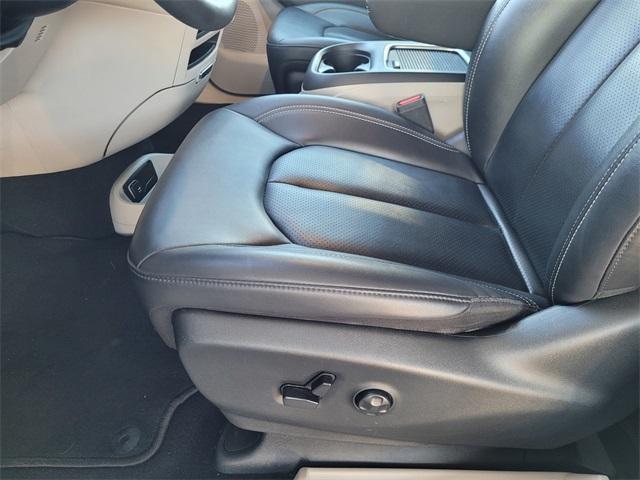 used 2024 Chrysler Pacifica car