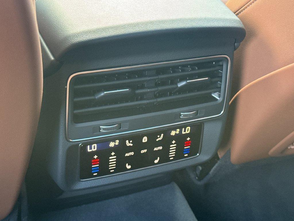 Audi Q7 view 16