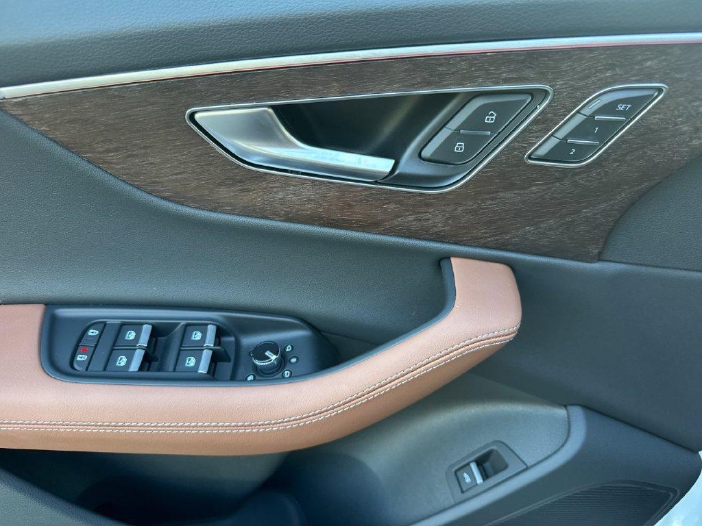Audi Q7 view 12