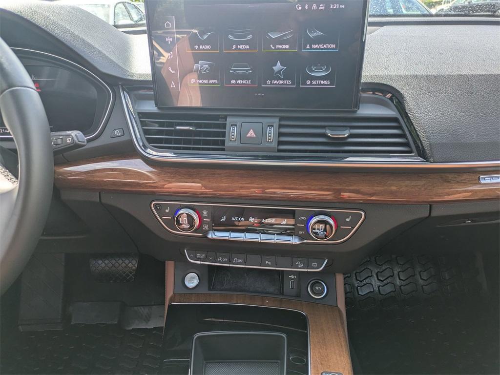 2022 Florett Silver Metallic Audi Q5
