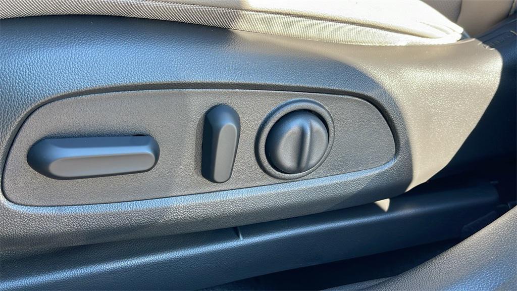 new 2025 Buick Envista car, priced at $30,335