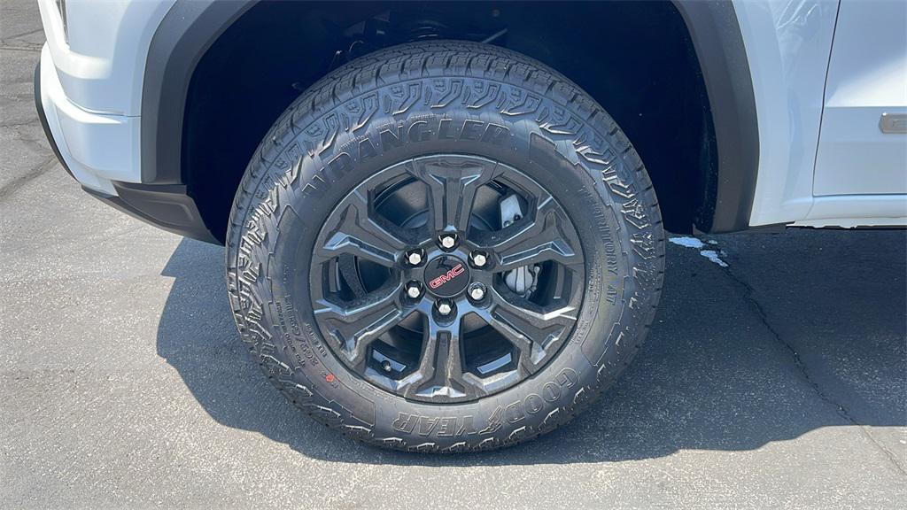 new 2025 GMC Canyon car, priced at $39,995