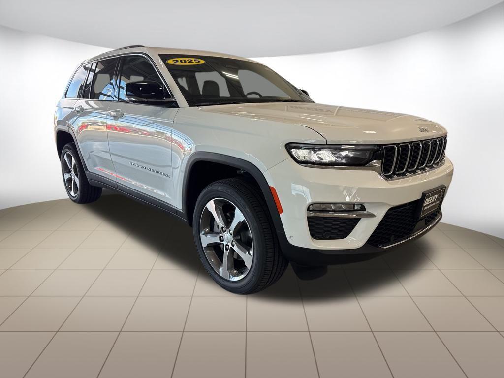 new 2025 Jeep Grand Cherokee car, priced at $46,621