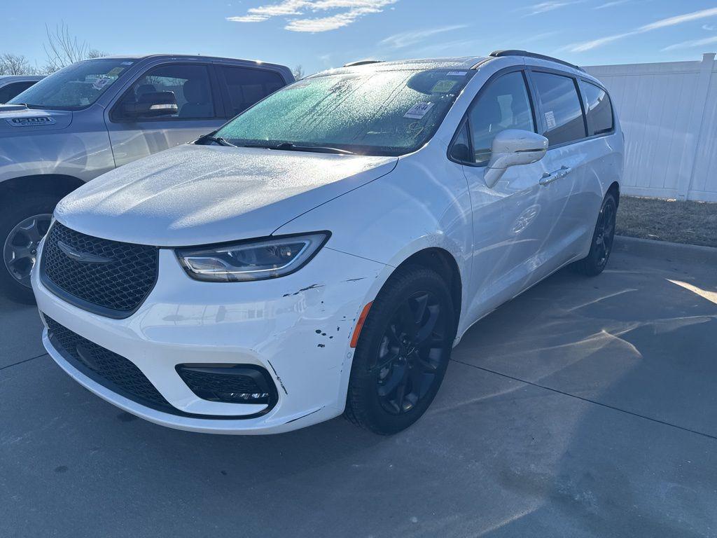 used 2022 Chrysler Pacifica car, priced at $35,137