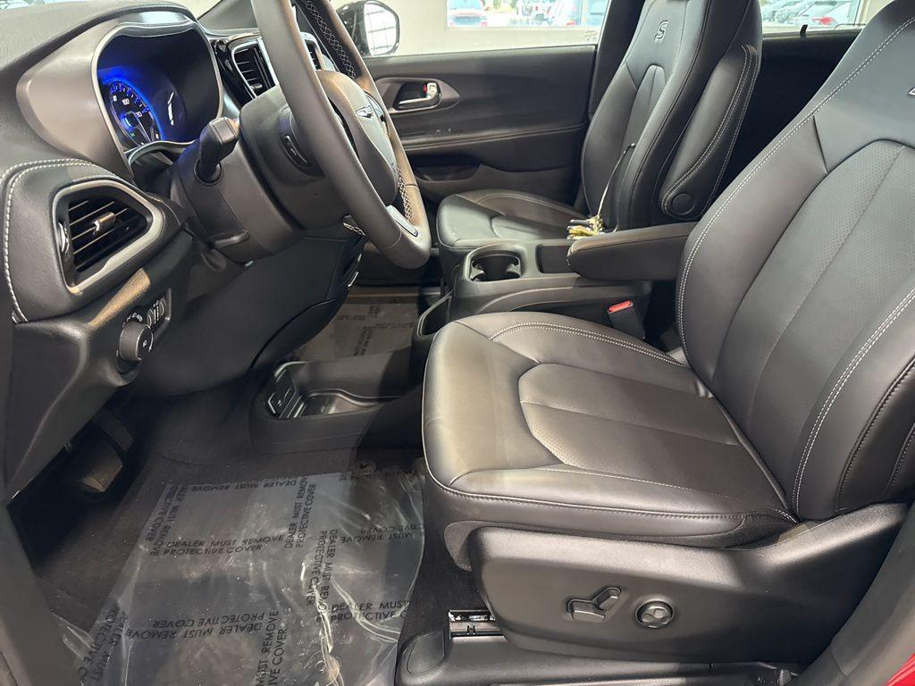 new 2026 Chrysler Pacifica car, priced at $43,967
