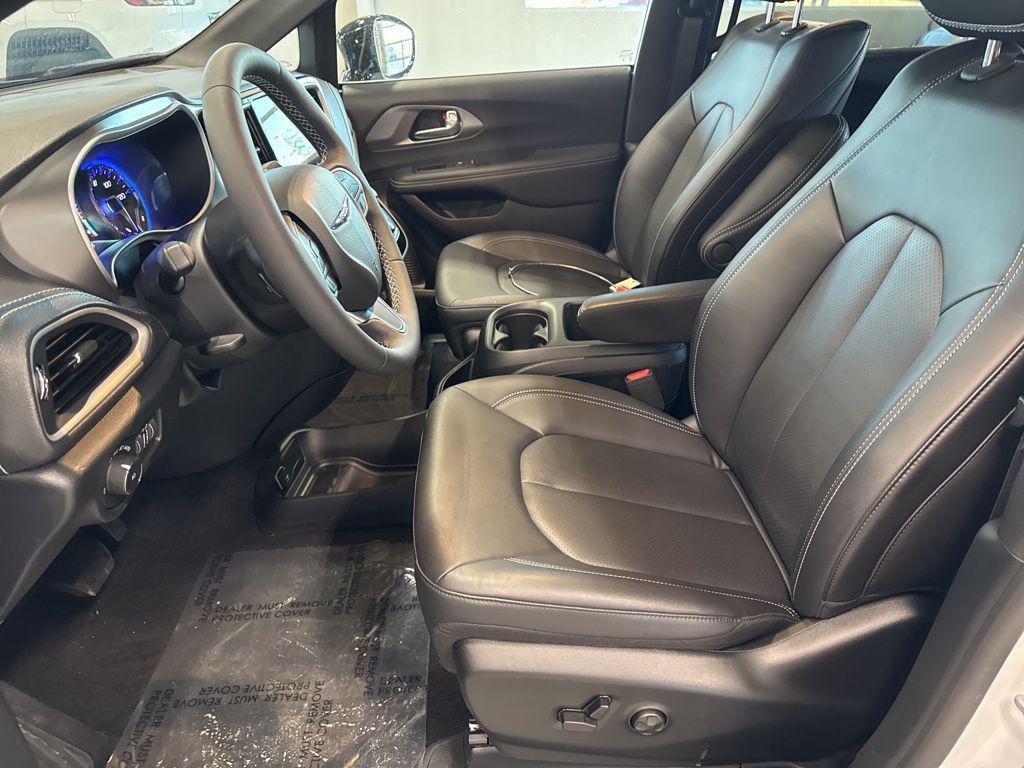 new 2025 Chrysler Pacifica car, priced at $47,561