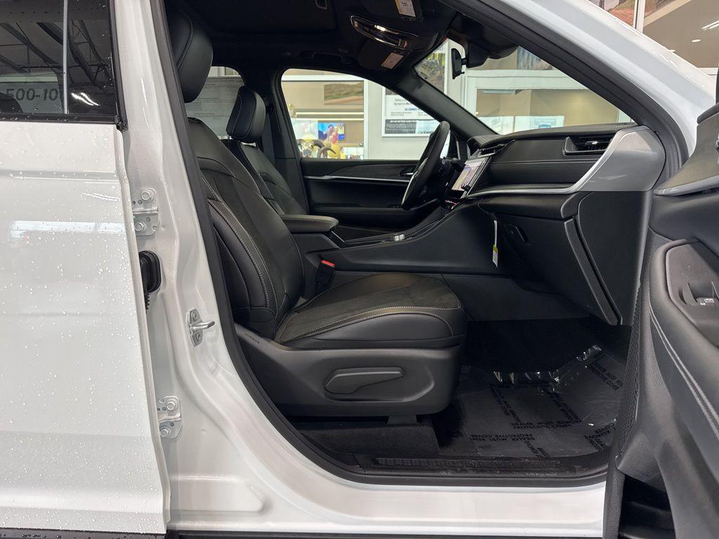 new 2026 Jeep Grand Cherokee car, priced at $38,170