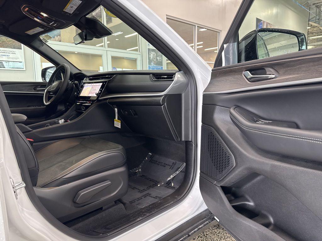 new 2026 Jeep Grand Cherokee car, priced at $38,170