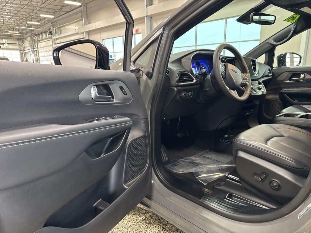 used 2025 Chrysler Pacifica car, priced at $33,486